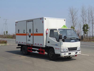 江特牌JDF5040XFWJ5型腐蝕性物品廂式運(yùn)輸車